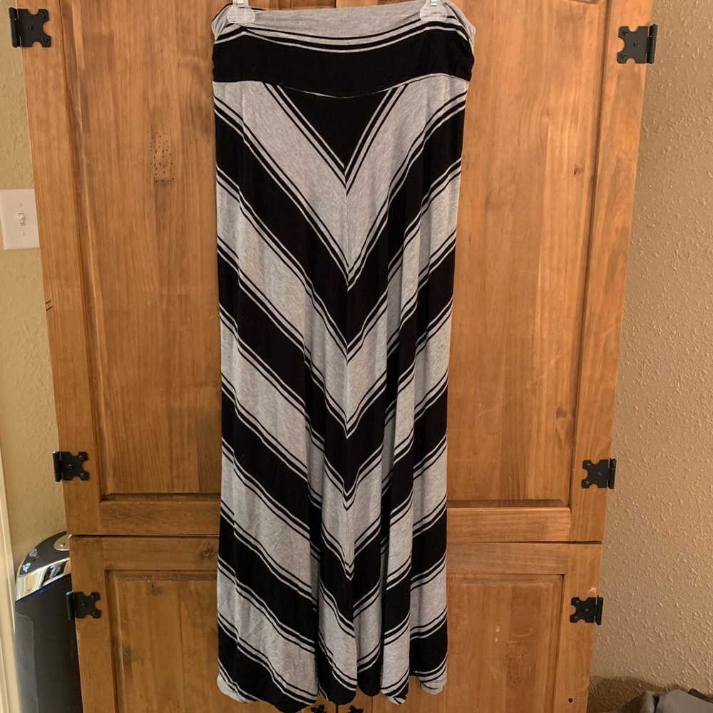 🐟Mossimo black and grey chevron maxi skirt🐟